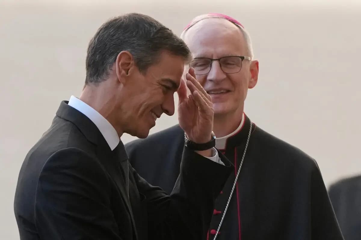 El presidente del gobierno español, Pedro Sánchez, es recibido por el arzobispo Petar Rajic a su llegada al patio de San Dámaso antes de una audiencia privada con el papa León XIV en el Vaticano, el 27 de mayo de 2026. (Alessandra Tarantino/AP)