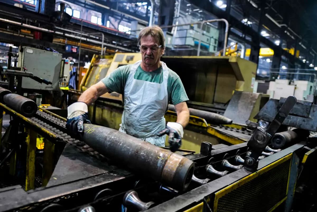 <em>Un empleado manipula proyectiles de calibre 155 mm tras su proceso de fabricación en la Planta de Municiones del Ejército de Scranton (SCAAP) en Scranton, Pensilvania, el 16 de abril de 2024. La SCAAP fabrica tubos de acero para proyectiles de calibre 155 mm, cruciales para los esfuerzos de Kiev por contrarrestar la invasión de Moscú. (Charly Triballeau/AFP vía Getty Images).</em>