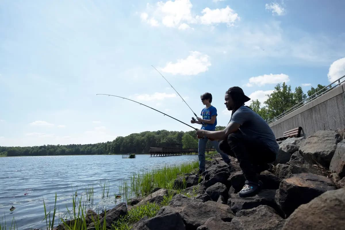 Jóvenes pescadores en el Refugio de Investigación Patuxent en Maryland, un terreno federal del Servicio de Pesca y Vida Silvestre de EE. UU. (Tim Parker/USFWS/Dominio público)