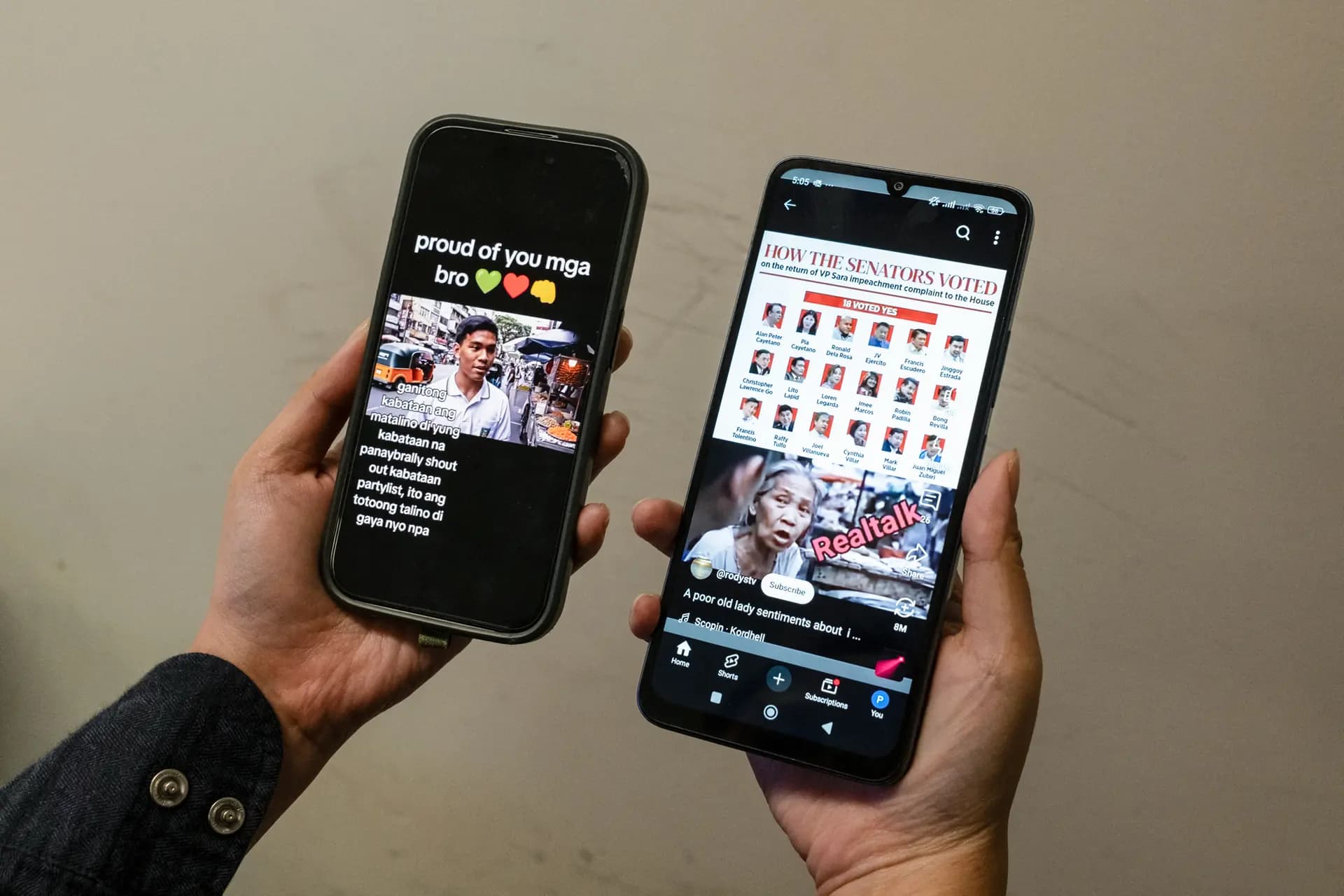 <em>Esta foto ilustrativa muestra a una persona sosteniendo dos teléfonos móviles que reproducen videos virales generados por IA de estudiantes y una anciana compartiendo opiniones sobre el juicio político a la vicepresidenta filipina Sara Duterte, en Hong Kong, el 20 de junio de 2025. Días después de que el Senado filipino rechazara iniciar el juicio político, los dos videos, uno a favor y otro en contra, se viralizaron. (Yan Zhao/AFP vía Getty Images)</em>