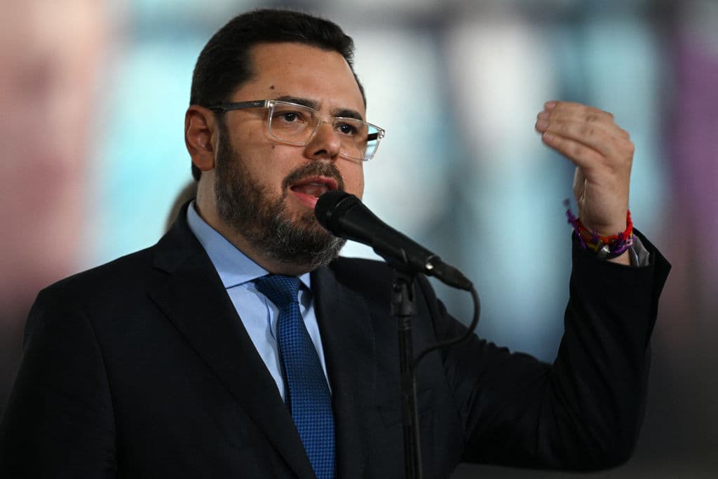 <em>El candidato presidencial venezolano para las elecciones del 28 de julio, Antonio Ecarri, habla con los medios de comunicación en el Tribunal Supremo de Justicia (TSJ) de Venezuela en Caracas el 2 de agosto de 2024. El TSJ, órgano rector del proceso, convocó a los candidatos de las últimas elecciones presidenciales, acusados ​​por la oposición de fraude, tras aceptar una apelación del autoproclamado ganador, Nicolás Maduro, para que el máximo tribunal certificara el proceso. (Foto de FEDERICO PARRA/AFP vía Getty Images)</em>