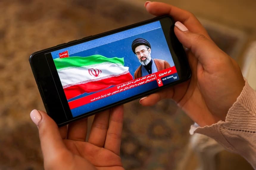 Una mujer ve una retransmisión en nombre del líder supremo de Irán, Mojtaba Jamenei, en Teherán el 26 de mayo de 2026. (Atta Kenare/AFP vía Getty Images)