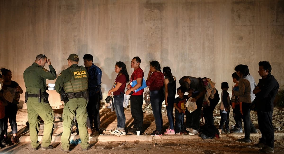 Familias de inmigrantes indocumentados se entregan a la Patrulla Fronteriza de EE. UU. para solicitar asilo tras cruzar ilegalmente el Río Grande en Hidalgo, Texas, el 23 de agosto de 2019. (Loren Elliott/Reuters)