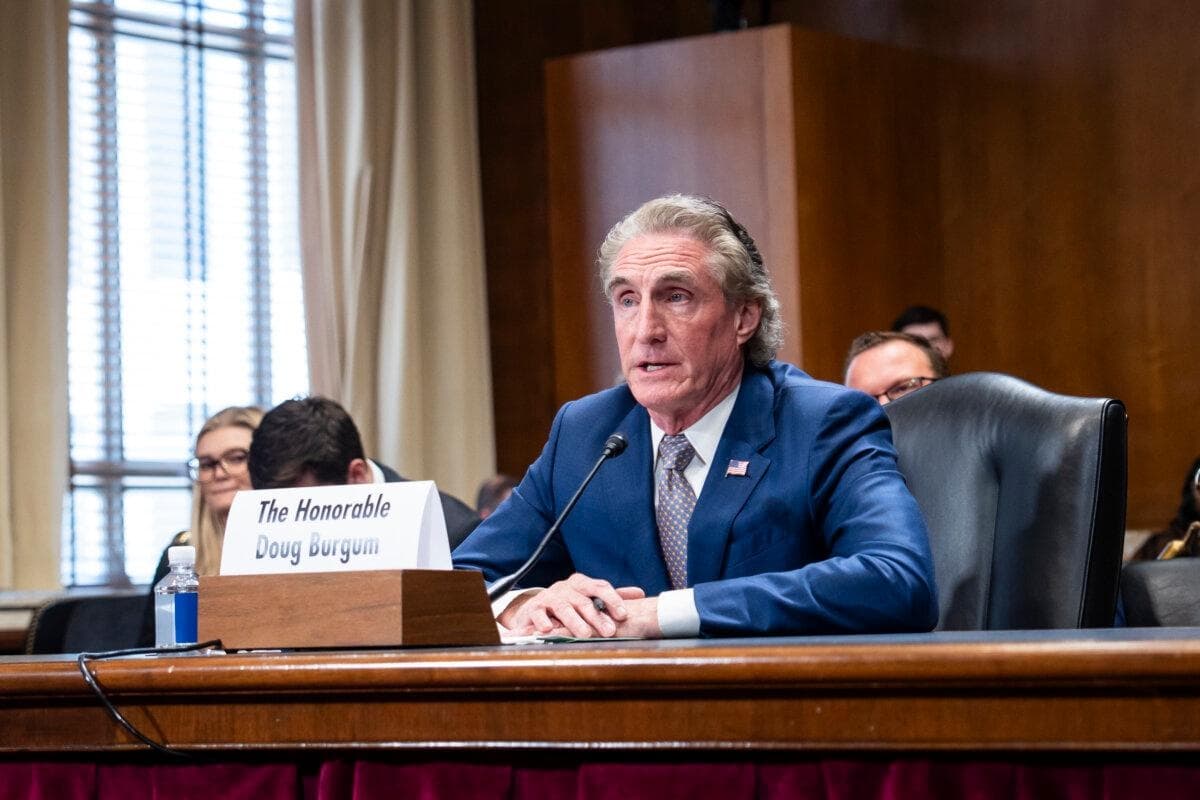 El secretario del Interior, Doug Burgum, testifica en el Capitolio, en Washington, el 29 de abril de 2026. (Madalina Kilroy/The Epoch Times)