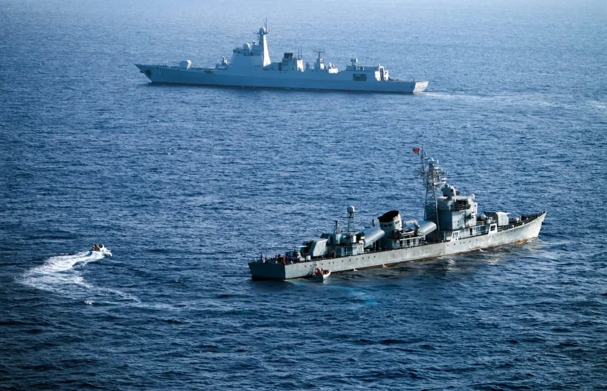 Miembros de la tripulación de la Flota del Mar del Sur de China participan en unas maniobras en las islas Paracel, en el mar de la China Meridional, el 5 de mayo de 2016. (STR/AFP/Getty Images).
