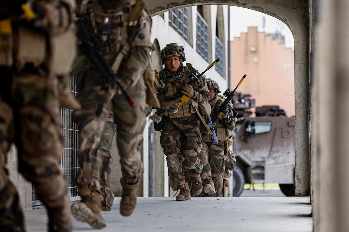 Soldados franceses participan en ejercicios militares conjuntos con el ejército británico cerca de Reims, Francia, el 22 de abril de 2025. (Sameer Al-Doumy/AFP/Getty Images).