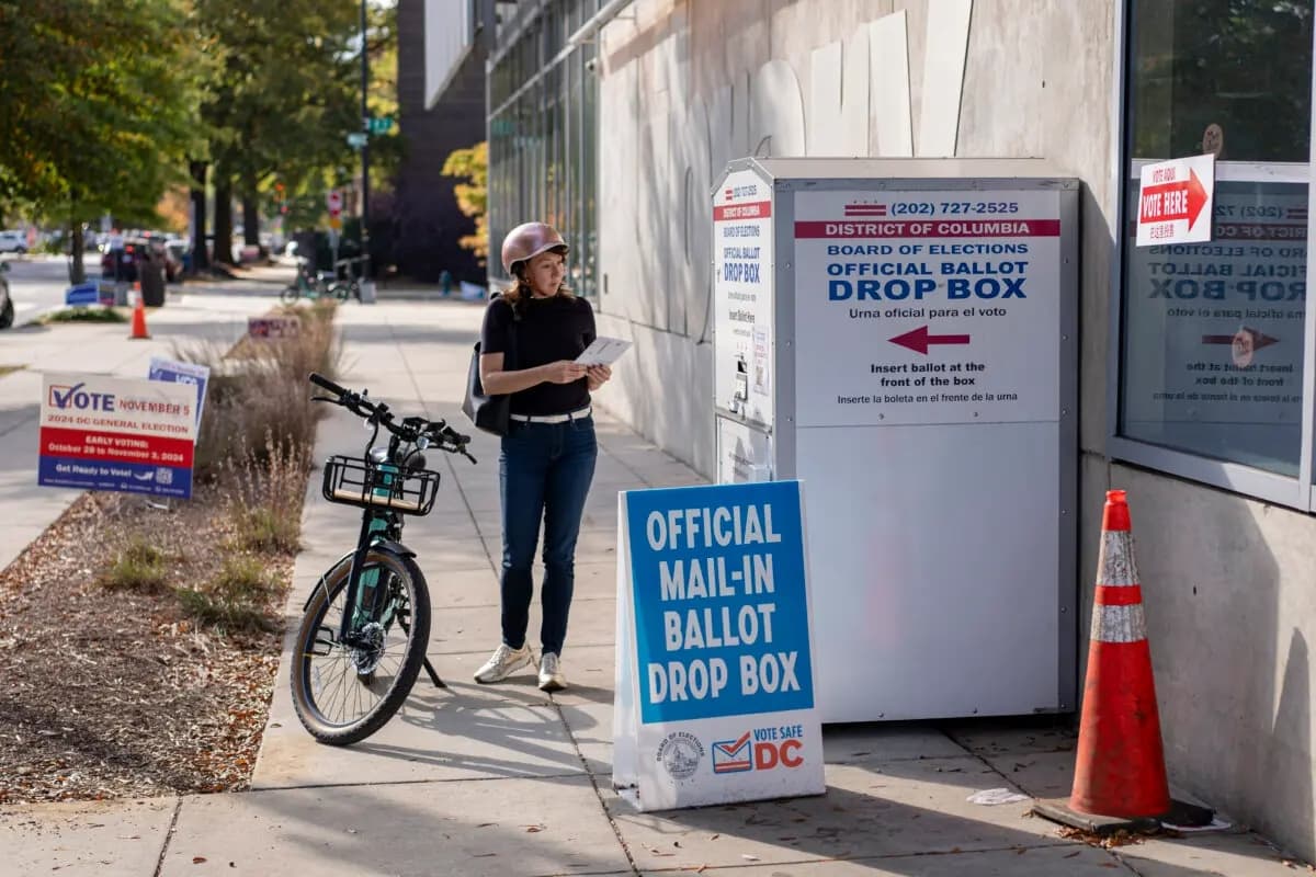 Una mujer deposita su voto por correo en un buzón oficial en Washington el 5 de noviembre de 2024. (Madalina Vasiliu/The Epoch Times)