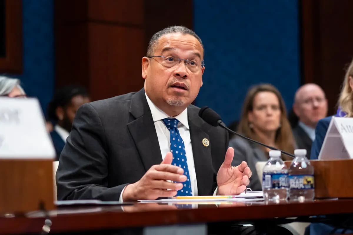El fiscal general de Minnesota, Keith Ellison, testifica ante la Comisión de Supervisión y Reforma Gubernamental de la Cámara de Representantes en el Capitolio, en Washington, el 4 de marzo de 2026. (Madalina Kilroy/The Epoch Times)