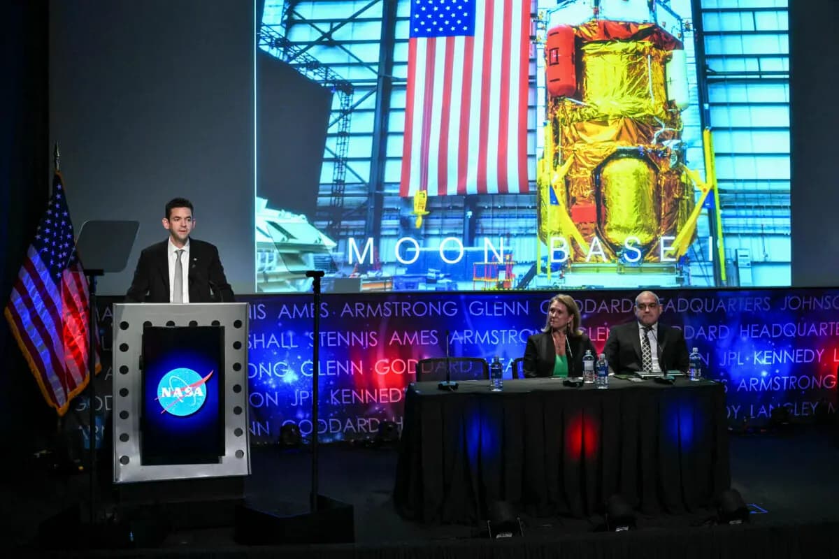 El administrador de la NASA, Jared Isaacman, pronuncia un discurso en la sede de la NASA en Washington el 26 de mayo de 2026 para presentar los planes relativos a una base lunar y los avances hacia una presencia humana sostenida en la Luna. (Mandel NGAN/AFP vía Getty Images).