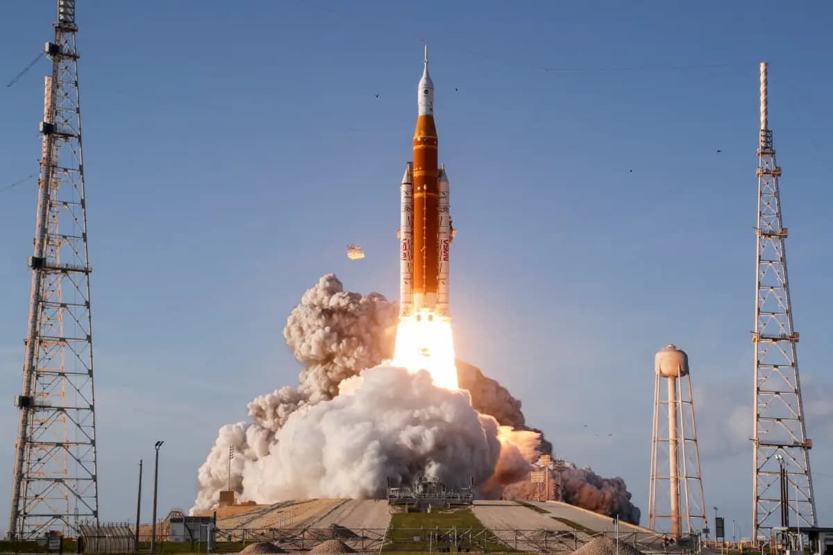 El cohete Artemis II de la NASA, que transporta la nave espacial Orión, despega del Centro Espacial Kennedy en Cabo Cañaveral, Florida, el 1 de abril de 2026. (Joe Raedle/Getty Images).