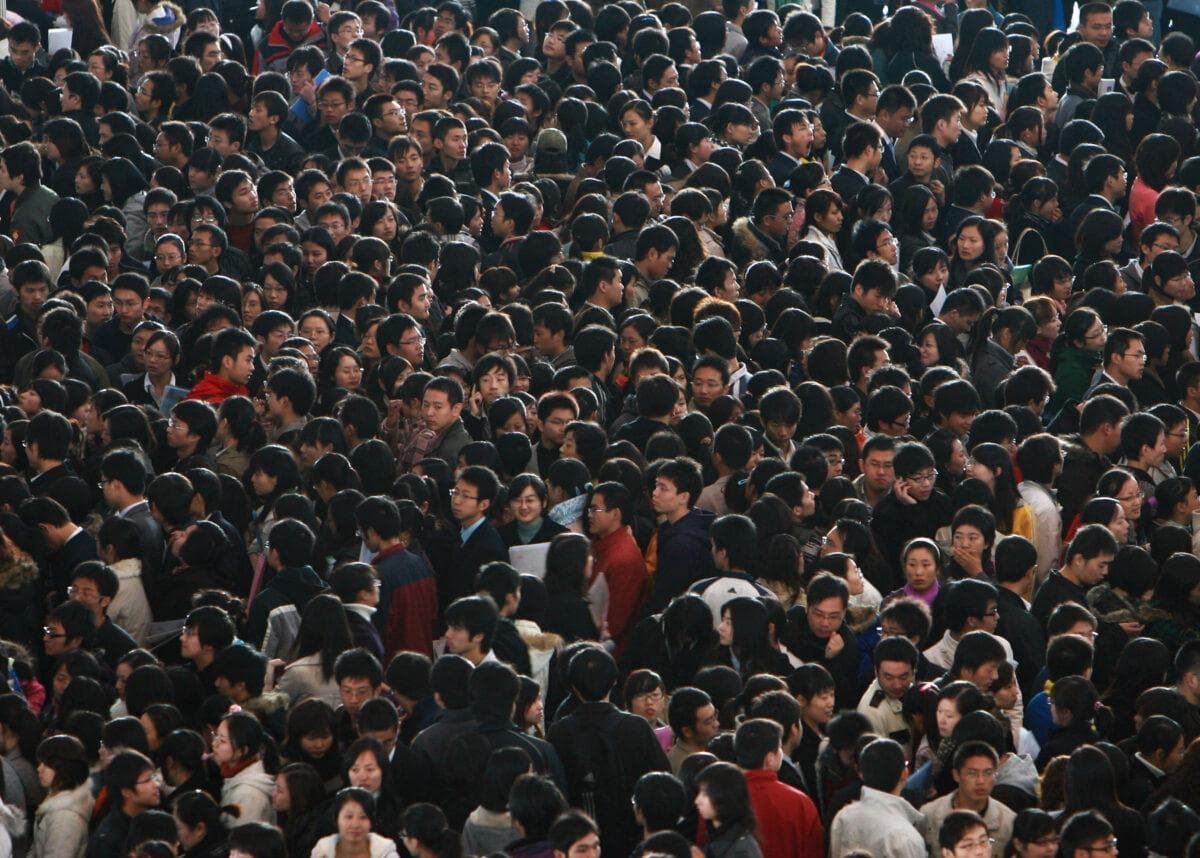 Estudiantes universitarios a punto de graduarse abarrotan una feria de empleo en Nanjing, provincia de Jiangsu, China, el 20 de noviembre de 2008. (China Photos/Getty Images)