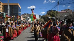 Manifestantes refuerzan bloqueos en el centro de Bolivia en apoyo al expresidente Evo Morales