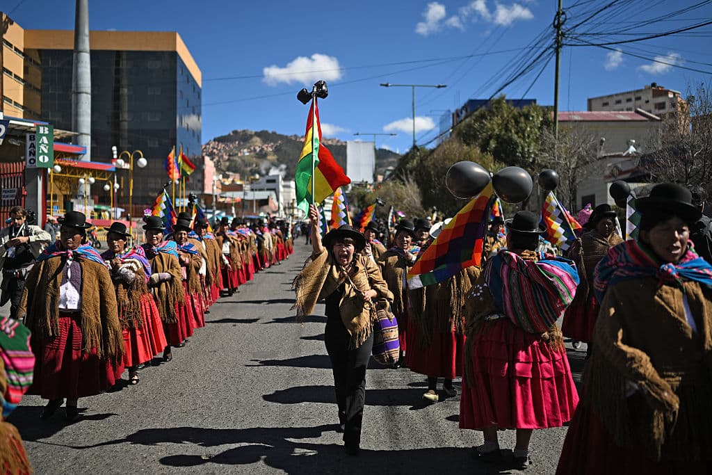 Manifestantes refuerzan bloqueos en el centro de Bolivia en apoyo al expresidente Evo Morales