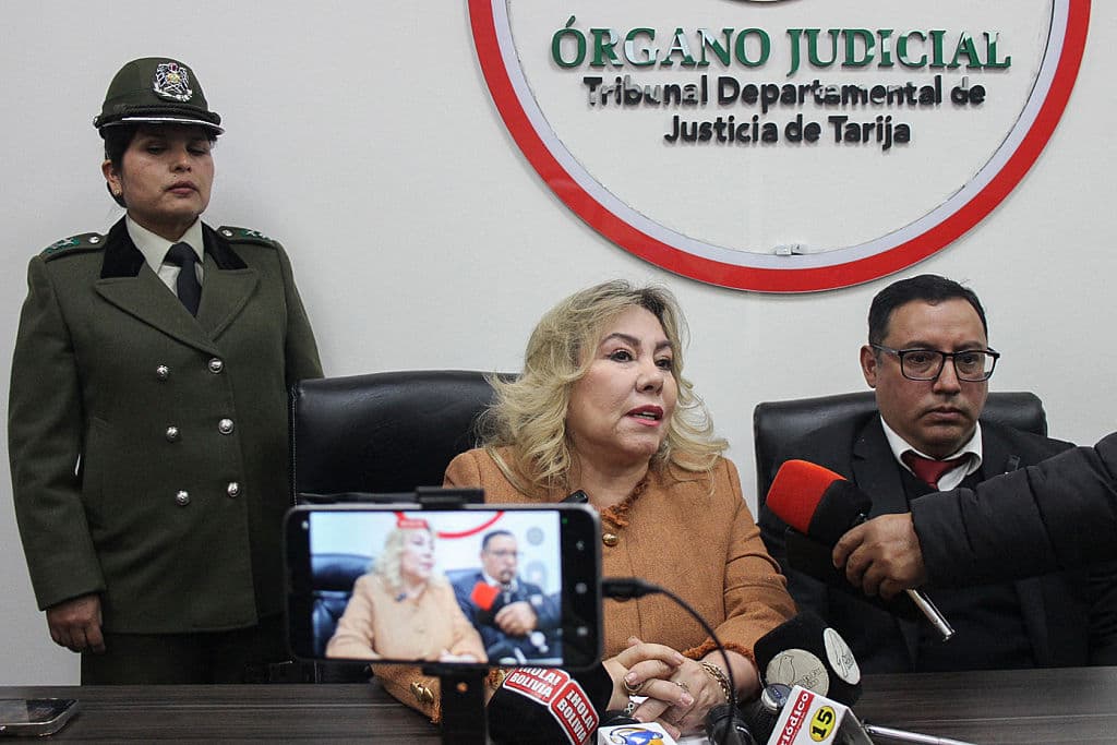 <em>Rosmery Ruiz Martínez (C), decana de la Corte Suprema de Tarija, habla junto a Luis Esteban Ortiz Flores, presidente de la Corte Departamental de Justicia, durante una conferencia de prensa tras la suspensión del juicio contra el expresidente Evo Morales, en Tarija, Bolivia, el 11 de mayo de 2026. El juicio contra Morales, acusado de trata de personas, comenzó el 11 de mayo de 2026 en su ausencia en Tarija, al sur de Bolivia. (Foto de Marcelo Gómez / AFP vía Getty Images)</em>