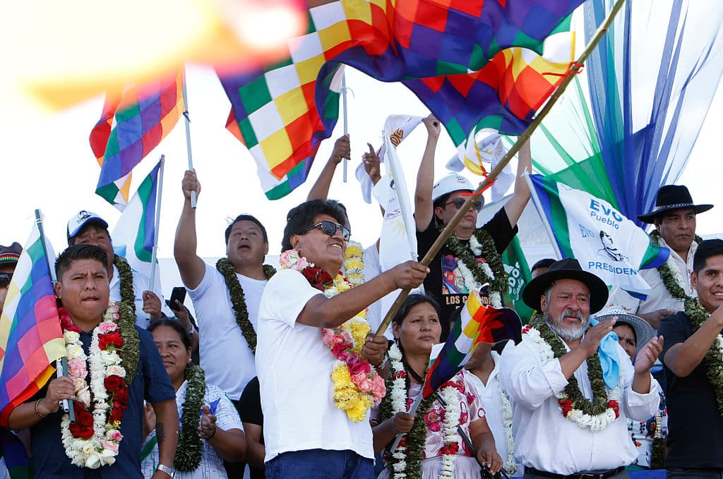 <em>El expresidente boliviano Evo Morales ondea una bandera Whipala (que representa a los pueblos de los Andes) durante un acto en el Estadio Hugo Chávez de Chimoré, en el departamento de Cochabamba, Bolivia, el 19 de febrero de 2026, para proclamar a los candidatos a las elecciones regionales, al reaparecer en el evento, afirmando que nunca huyó de Bolivia tras semanas de incertidumbre sobre su paradero. (Foto de David FLORES / AFP vía Getty Images)</em>