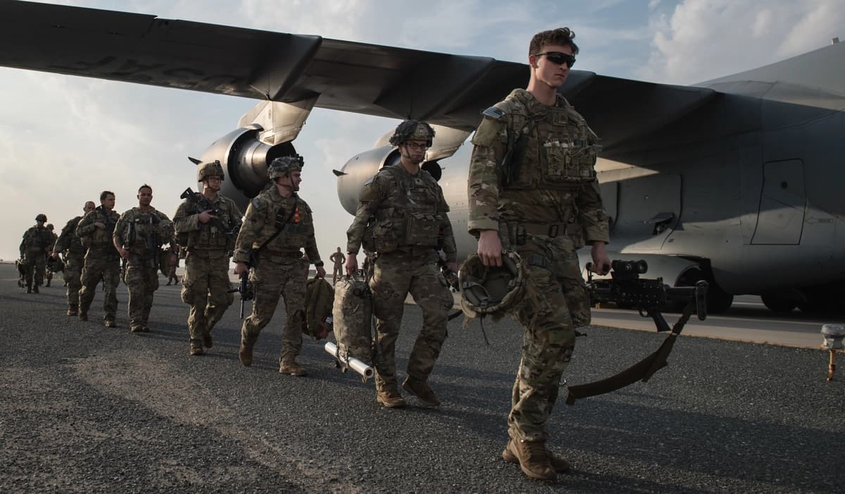 Paracaidistas del Ejército de EE. UU. pertenecientes a la 82.ª División Aerotransportada llegan a la base aérea Ali Al Salem, en Kuwait, el 2 de enero de 2020. (Foto de la Fuerza Aérea de EE. UU. por el sargento técnico Daniel Martínez)
