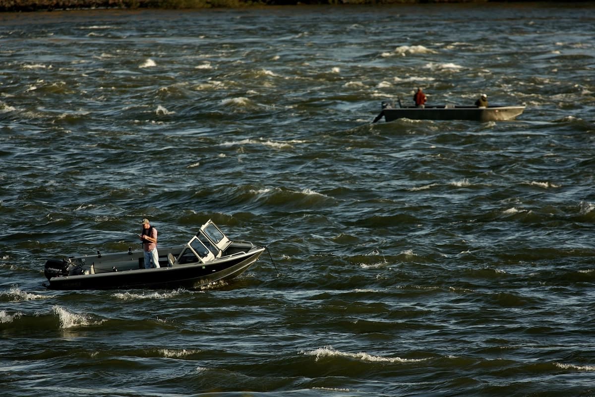 En esta foto de archivo, unos hombres pescan desde lanchas en el agitado río Columbia, en The Dalles, Oregón. (Craig Mitchelldyer/Getty Images)