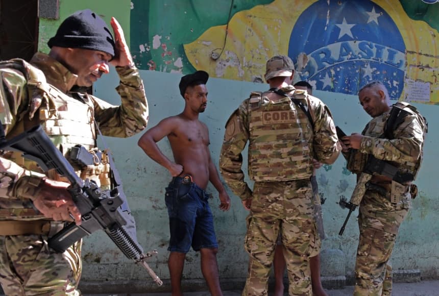 Imagen ilustrativa: Miembros del CORE, una unidad de Operaciones Especiales de la Policía Civil brasileña, verifican la identidad de dos hombres durante una operación a gran escala contra el narcotráfico, para ocupar y asegurar partes de la favela de Jacarezinho en Río de Janeiro, Brasil, el 19 de enero de 2022. (CARL DE SOUZA/AFP via Getty Images)