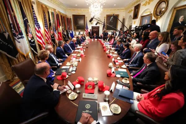<em>El presidente Donald Trump (centro izquierda) habla durante una reunión de gabinete en la Sala del Gabinete de la Casa Blanca el 27 de mayo de 2026. (Win McNamee/Getty Images).</em>