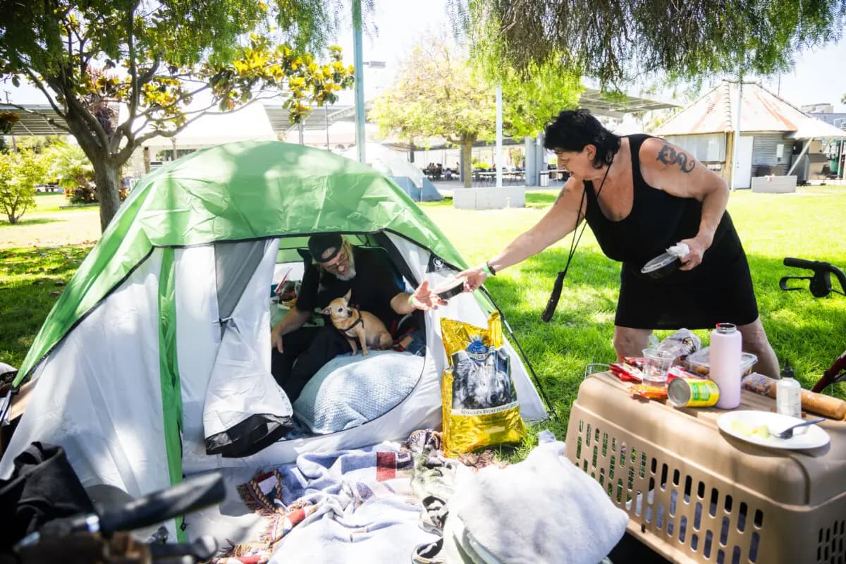 <em>Jan De Jonge y su prometido Sher Stuckman instalaron una tienda de campaña con sus pertenencias y su mascota frente al Elks Lodge en Garden Grove, California, el 25 de mayo de 2026. (Foto AP/Ethan Swope).</em>
