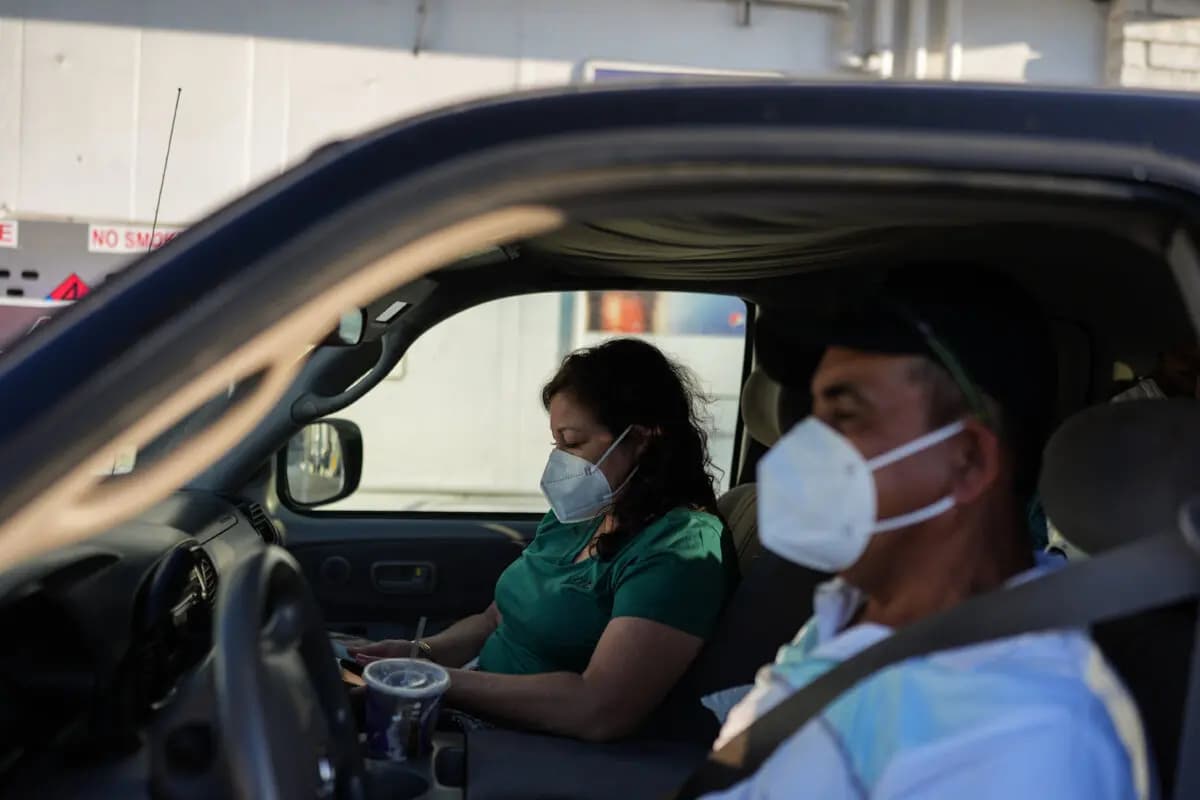 <em>Dos evacuados se sientan en su camioneta en una gasolinera dentro de la zona de evacuación en Stanton, California, el 25 de mayo de 2026. (Foto AP/Jae C. Hong).</em>