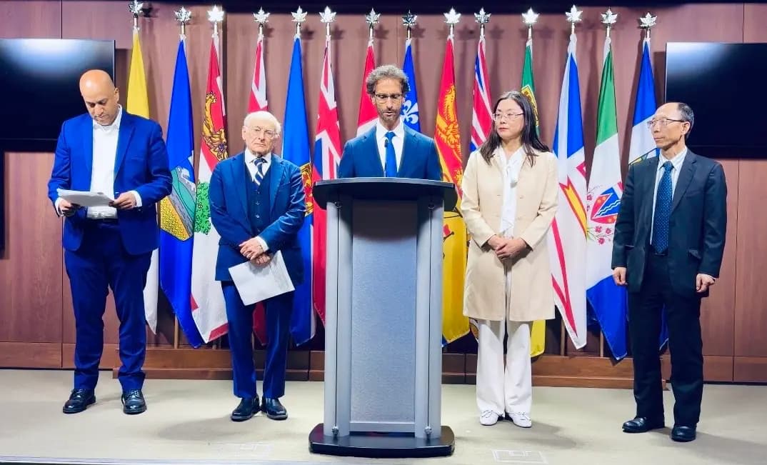 (De izquierda a derecha) Joel Etienne, asesor jurídico de la Asociación de Falun Dafa de Canadá; David Matas, abogado especializado en derechos humanos internacionales; Joel Chipkar, portavoz de la Asociación de Falun Dafa de Canadá; y Kelly Cong y He Lizhi, ambos practicantes de Falun Dafa, en una rueda de prensa celebrada en la Colina del Parlamento, en Ottawa, el 28 de mayo de 2026. (The Epoch Times)