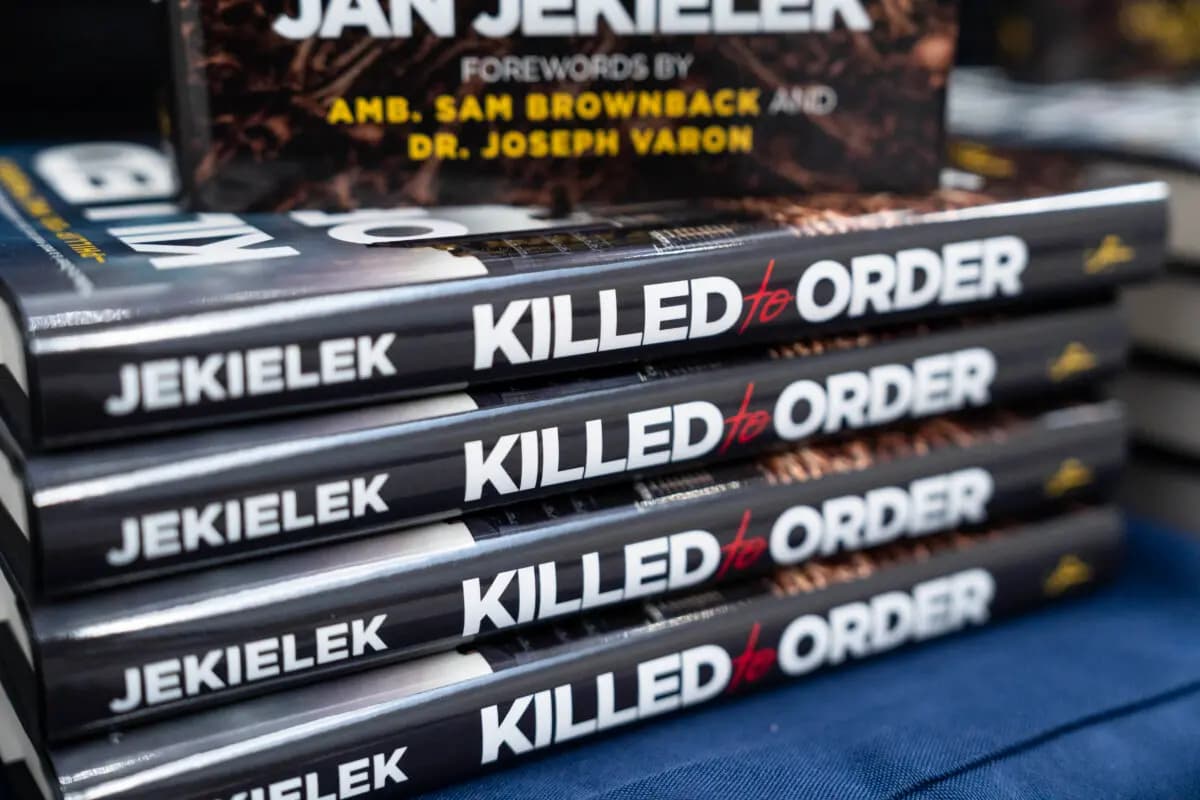 An Jekielek, editor jefe de The Epoch Times y autor de «Killed to Order», recibe el premio al Mejor Autor del Año 2026 de la revista French Quarter Magazine en la Embajada de Francia en Washington el 20 de abril de 2026. (Madalina Kilroy/The Epoch Times)