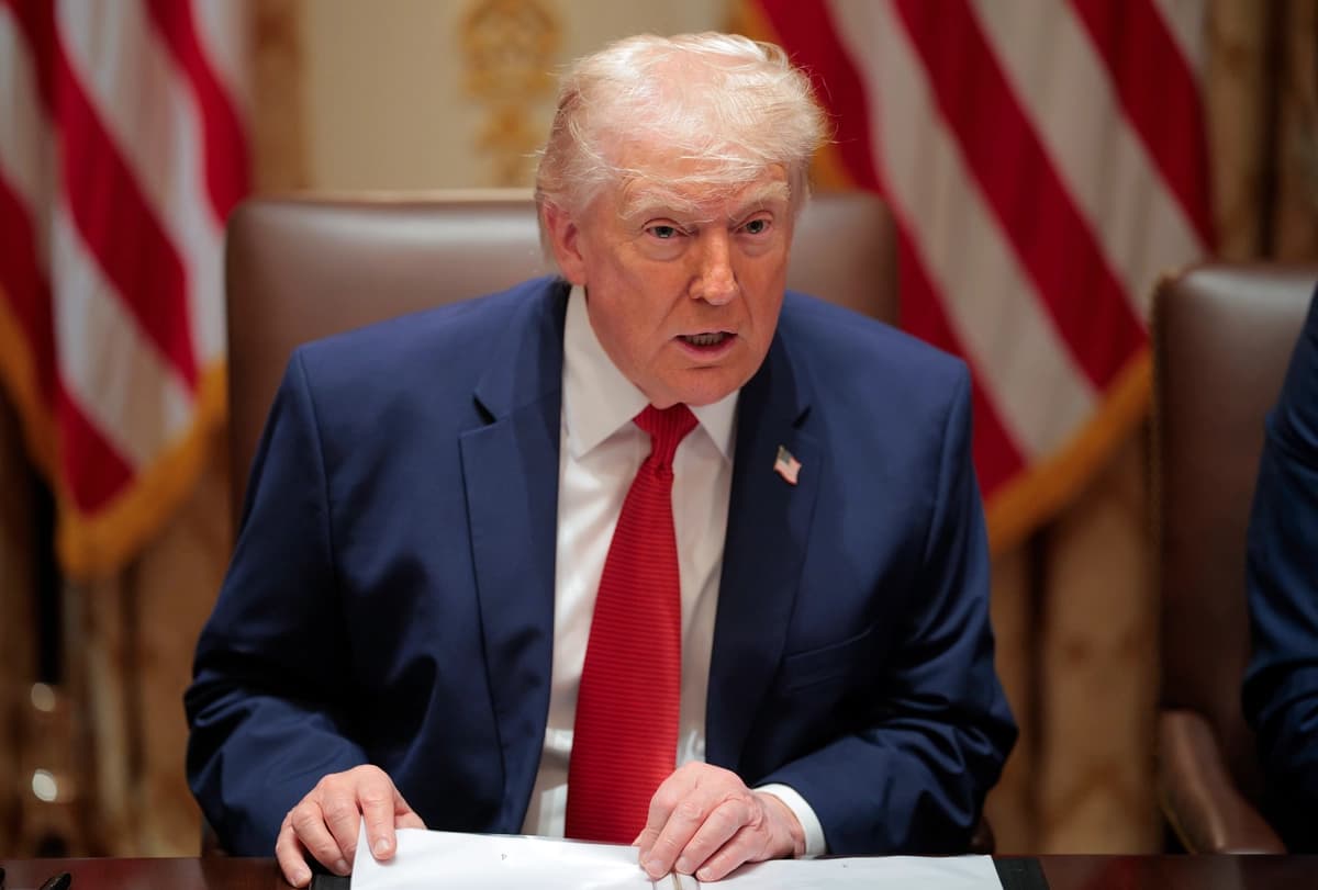 El presidente de Estados Unidos, Donald Trump, habla durante una reunión de gabinete en la Sala del Gabinete de la Casa Blanca el 26 de marzo de 2026 en Washington. (Foto de Chip Somodevilla/Getty Images).