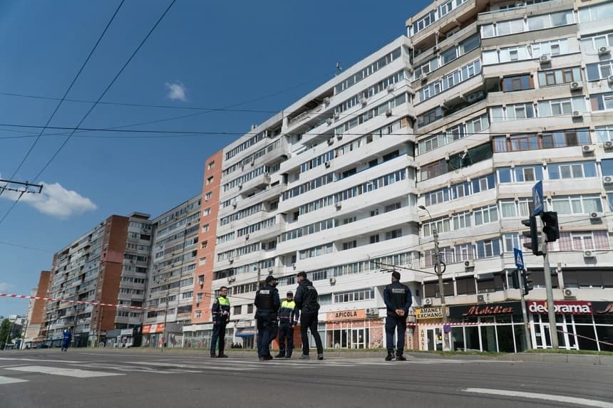 Fuerzas de seguridad frente al edificio que fue alcanzado por un dron en Galați, Rumanía, el 29 de mayo de 2026. (Mihut Savu /The Epoch Times)