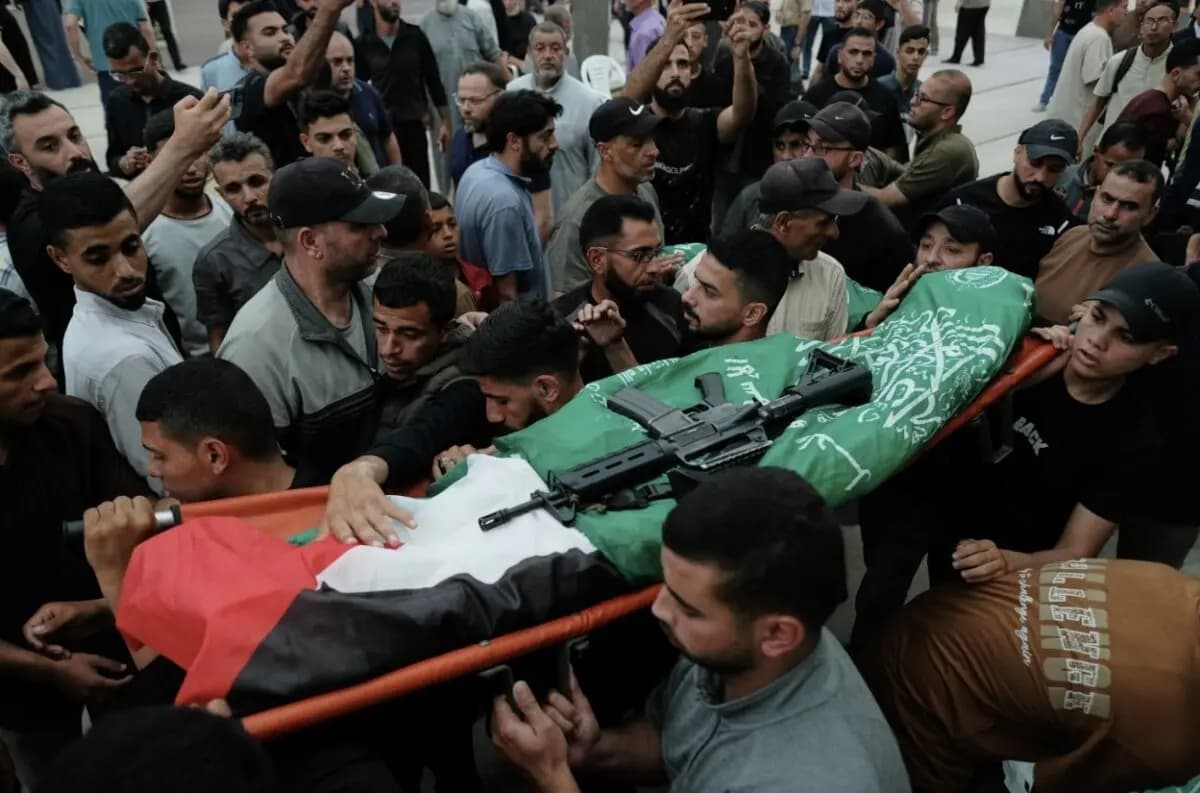 Palestinos transportan el cuerpo del terrorista de Hamás Imad al-Salem, que murió en un ataque militar israelí, durante su funeral en la ciudad de Gaza el 28 de mayo de 2026. (Jehad Alshrafi/AP)
