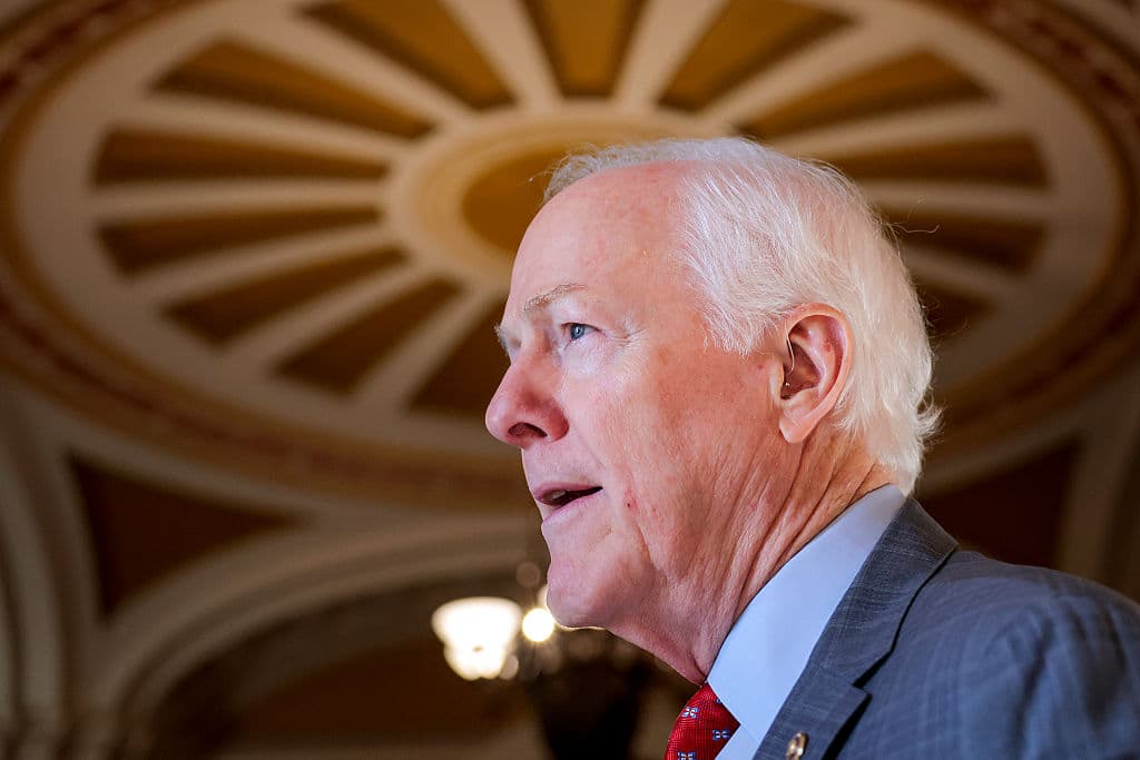 <em>El senador estadounidense John Cornyn (republicano por Texas) habla con un periodista en el Capitolio el 23 de marzo de 2026 en Washington, DC. (Foto de Heather Diehl/Getty Images)</em>