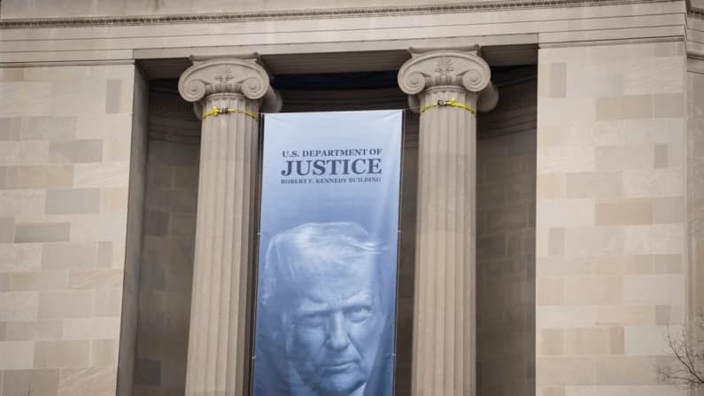 Jueza investiga presunto engaño en el millonario acuerdo de Trump con el IRS
