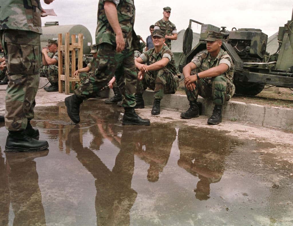 <em>Soldados de la Guardia Nacional de los Estados Unidos el 19 de junio de 2000 al final de la inauguración del ejercicio humanitario conjunto "Nuevos Horizontes 2000" en El Chaguitillo, a 125 kilometros al norte de Managua, en la segunda ocasión que tropas norteamericanas trabajan con el ejercito nicaraguense en la reconstruccion de lugares seriemente afectados en 1998 por el huracan Mitch. (Photo by MIGUEL ALVAREZ/AFP via Getty Images)</em>