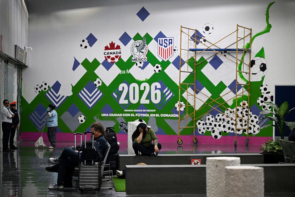Pasajeros en la Terminal 2 del Aeropuerto Internacional de la Ciudad de México el 10 de octubre de 2025. Ambas terminales del aeropuerto se están preparando para la próxima Copa Mundial de la FIFA 2026. (Foto de Alfredo ESTRELLA / AFP) (Foto de ALFREDO ESTRELLA/AFP vía Getty Images)