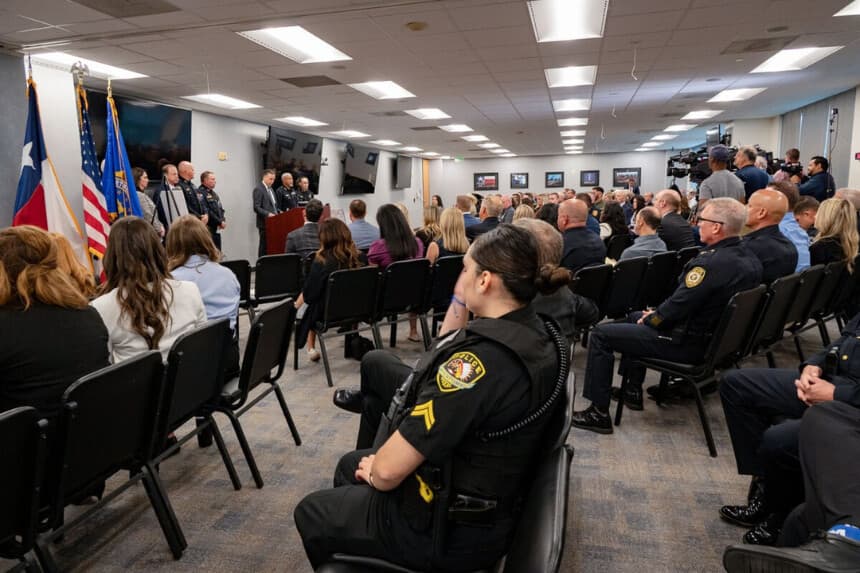 Funcionarios del FBI y otras agencias policiales de Texas anunciaron el arresto de 244 sospechosos y el rescate de 109 niños en la Operación Escudo Soteria durante una conferencia de prensa en Dallas el 10 de junio de 2025. (FBI Dallas vía X).
