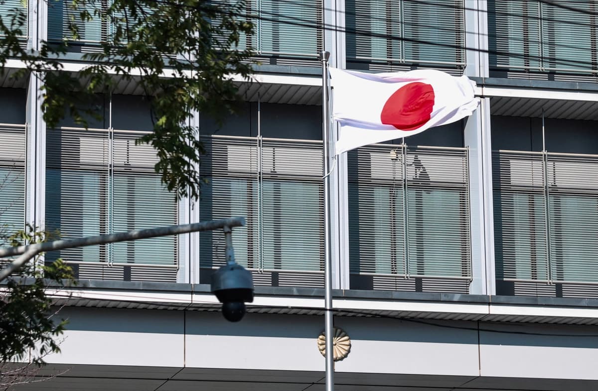 La bandera nacional de Japón ondea junto a una cámara de vigilancia en la Embajada de Japón en Beijing el 18 de noviembre de 2025. (Maxim Shemetov/Reuters)