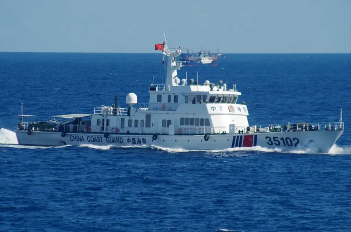 <em>Un buque de la guardia costera china navega cerca de las islas en disputa del Mar de China Oriental el 6 de agosto de 2016. (Cuartel General Regional de la Guardia Costera 11 vía AP)</em>