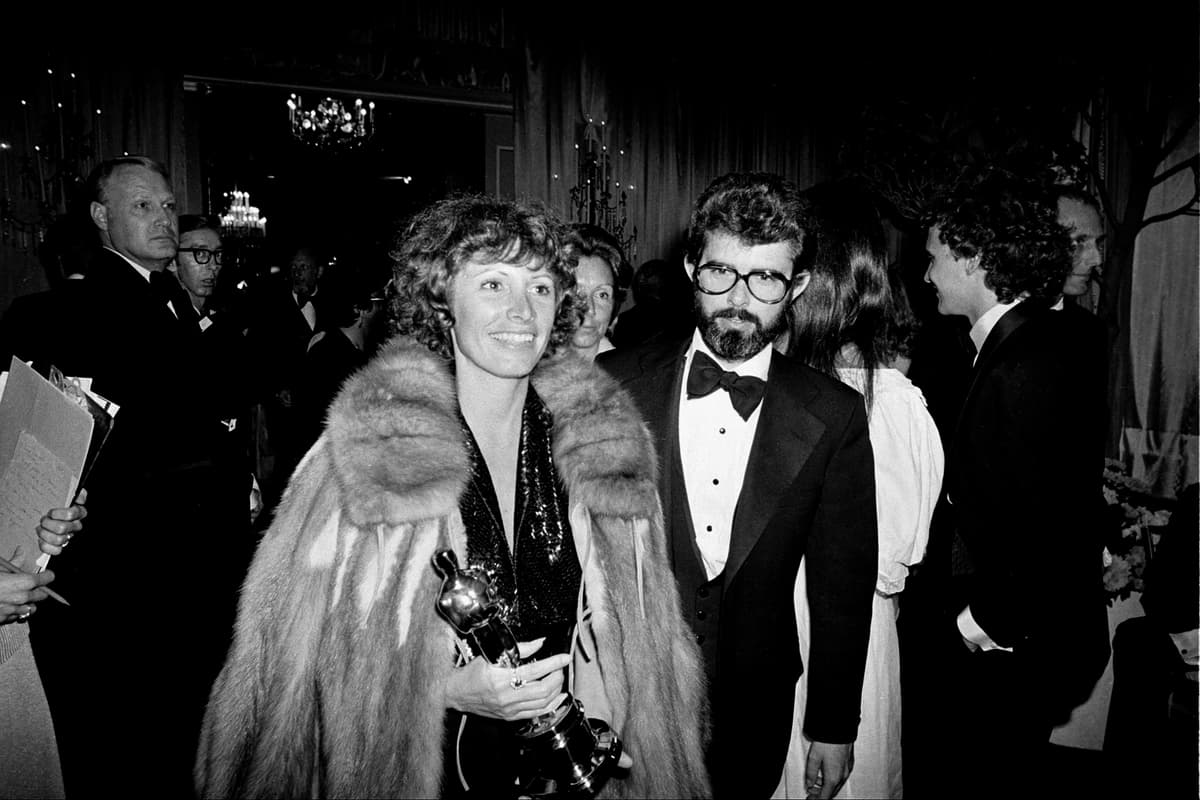 Marcia Lucas, esposa del director George Lucas, a la derecha, lleva su estatuilla del Oscar cuando llegan a una fiesta posterior a los Premios de la Academia en el Hotel Beverly Hilton de Los Ángeles, el 4 de abril de 1978. (Foto AP, Archivo)