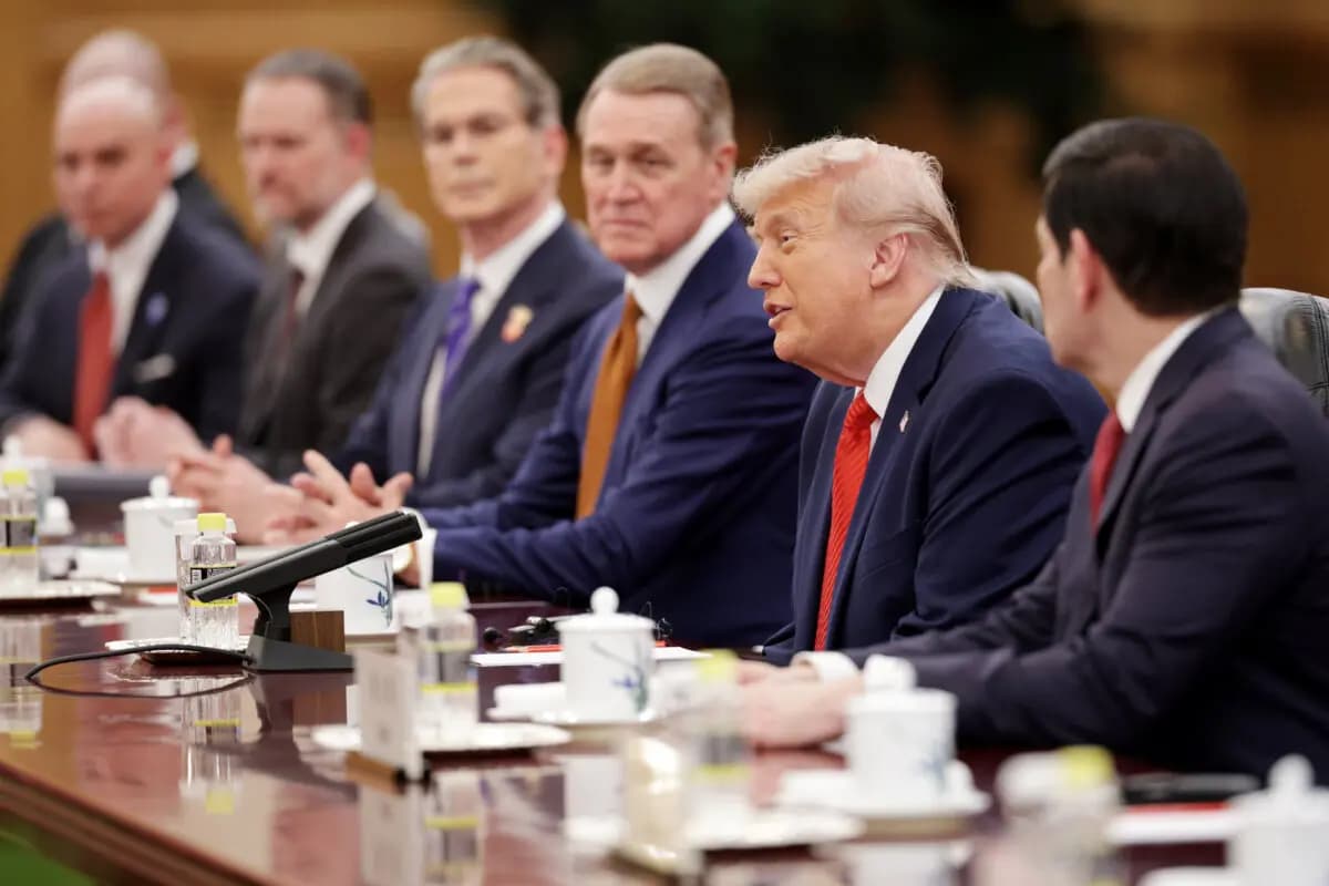 El presidente de EE. UU., Donald Trump, habla durante una reunión bilateral con el líder chino Xi Jinping en Beijing el 14 de mayo de 2026. (Alex Wong/Getty Images)