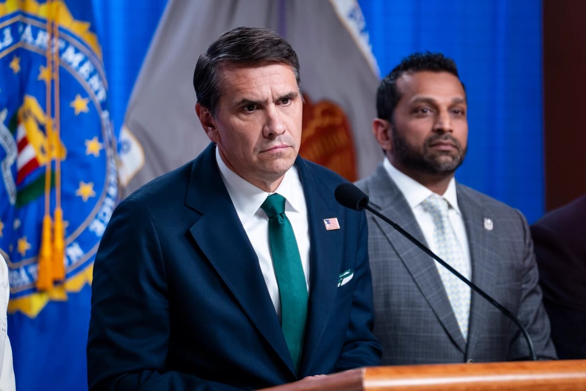 El fiscal general interino Todd Blanche habla en una conferencia de prensa sobre el tiroteo en la cena de corresponsales de la Casa Blanca, en el Departamento de Justicia en Washington DC el 27 de abril de 2026. (Madalina Kilroy/The Epoch Times)