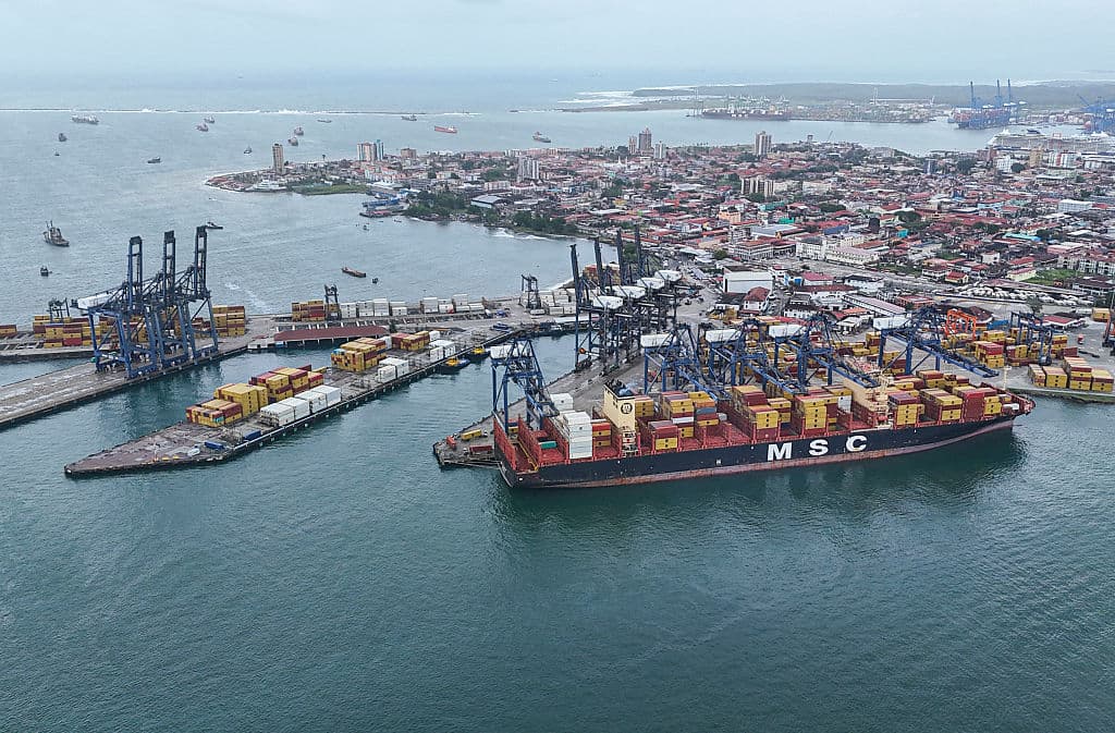Esta vista aérea muestra el puerto de Cristóbal, operado por Panama Ports Company, en la provincia de Colón, Panamá, el 6 de febrero de 2026. (Foto de DANIEL DE CARTERET / AFP vía Getty Images)