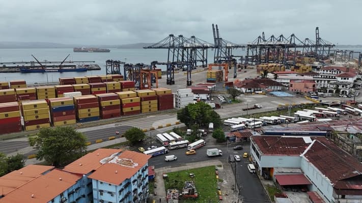 <em>Vista aérea del puerto de Cristóbal, operado por Panama Ports Company, en la provincia de Colón, Panamá, el 26 de febrero de 2026. (Daniel DE CARTERET / AFP vía Getty Images)</em>