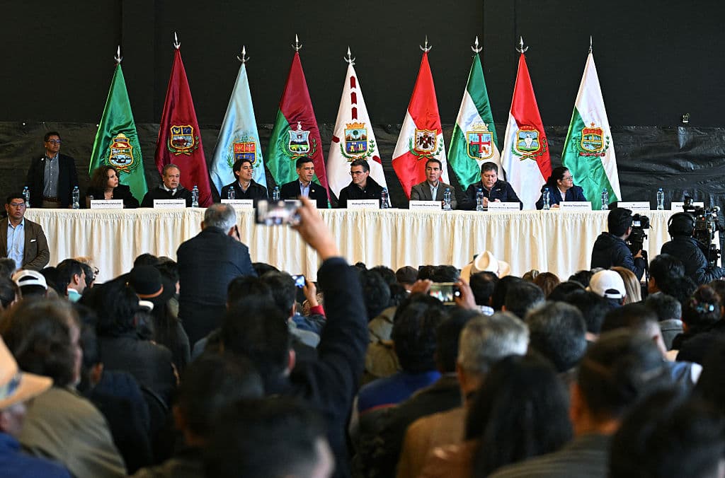 <em>El presidente de Bolivia, Rodrigo Paz (C), acompañado por varios de sus ministros, asiste al Consejo Económico y Social de la Patria en La Paz el 27 de mayo de 2026 para fomentar el diálogo con los sectores social, empresarial y ministerial y superar una crisis con protestas y bloqueos de carreteras en todo el país. (Foto de Aizar RALDES / AFP vía Getty Images)</em>