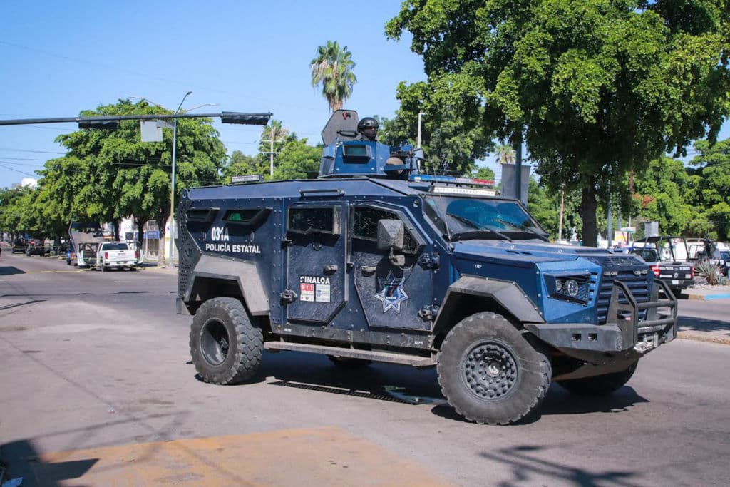 Un camión blindado de la policía custodia la escena del crimen tras un enfrentamiento armado que dejó dos soldados heridos, uno de los cuales falleció posteriormente en el hospital de Culiacán, estado de Sinaloa, México, el 9 de septiembre de 2024. Una serie de enfrentamientos en el noroeste de México el lunes dejaron al menos dos muertos y un herido, en una escalada de violencia que las autoridades atribuyen a luchas internas dentro del Cártel de Sinaloa tras la captura de su líder, Ismael "Mayo" Zambada (Foto de IVAN MEDINA/AFP vía Getty Images)