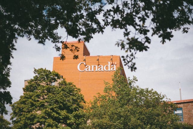 Desafíos laborales que enfrentan los hispanos en Canadá