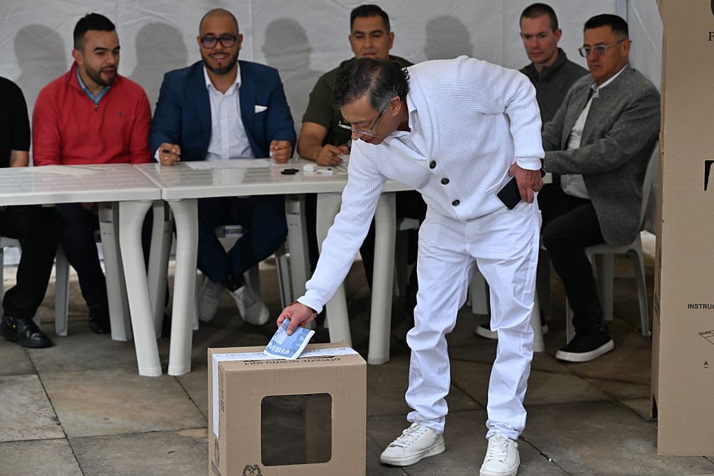 El presidente de Colombia, Gustavo Petro, ejerce su derecho al voto durante las elecciones presidenciales en un colegio electoral de Bogotá el 31 de mayo de 2026. (Luis ACOSTA / AFP vía Getty Images)