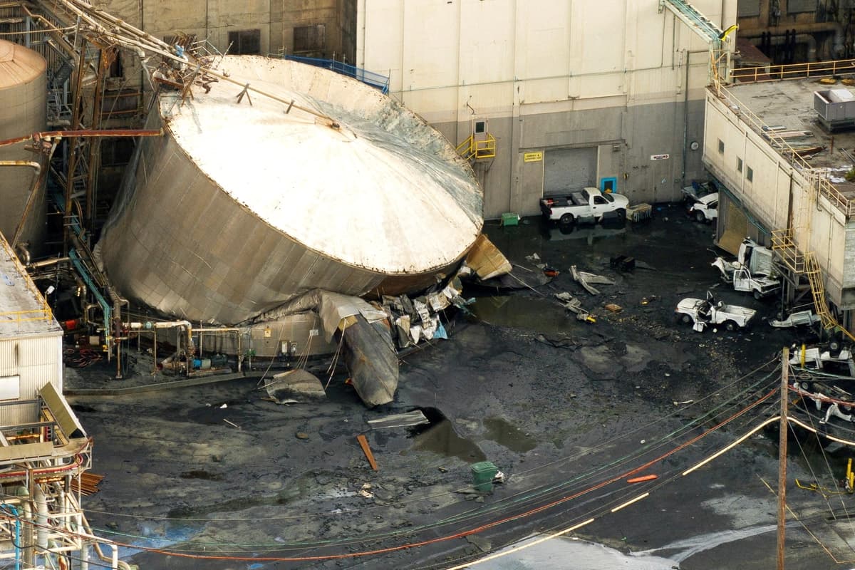 Un tanque químico tras su ruptura en la planta de pulpa y papel de Nippon Dynawave Packaging en Longview, Washington, el 26 de mayo de 2026. (David Ryder/Reuters)