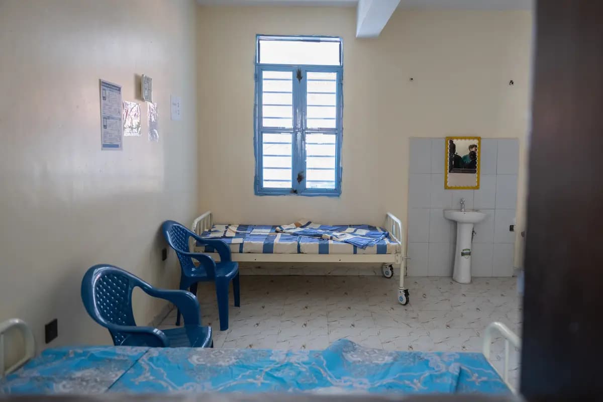 Vista de una sala del Centro Médico Evangélico durante una visita del director general de la Organización Mundial de la Salud, Tedros Adhanom Ghebreyesus, en Bunia, Congo, el 31 de mayo de 2026. (Foto AP/Moses Sawasawa)
