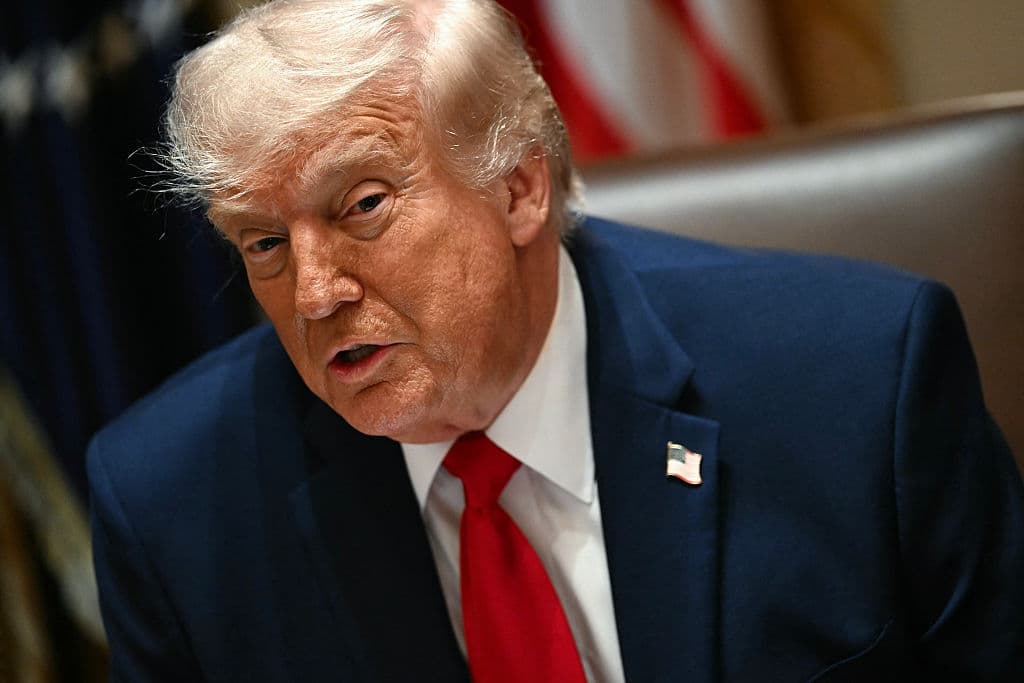 El presidente de EE. UU., Donald Trump, habla durante una reunión del gabinete en la Sala del Gabinete de la Casa Blanca en Washington, D.C., el 27 de mayo de 2026. (Kent NISHIMURA / AFP vía Getty Images)