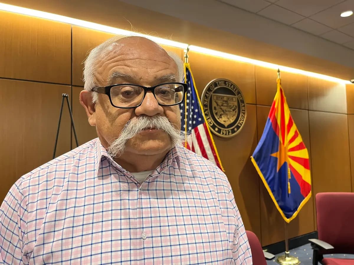 Fernando Basurto, abuelo Ángel, tras un panel de discusión sobre inmigración ilegal, tráfico de drogas y violencia de los cárteles en Phoenix, Arizona, el 28 de mayo de 2026. (Allan Stein/The Epoch Times)